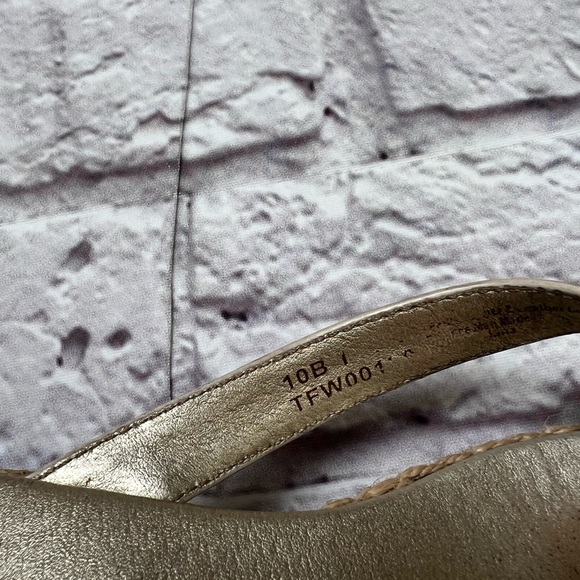 Tommy Bahama white & gold flip flops relaxology - Picture 5 of 6